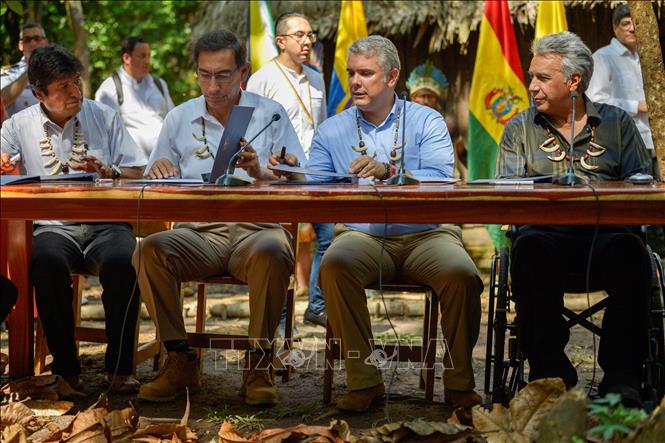 Trong ảnh: Tổng thống Colombia Ivan Duque  (thứ 2 phải) và các đại biểu tại lễ ký thỏa thuận phối hợp bảo vệ rừng Amazon ở Leticia, Colombia, ngày 6/9. Ảnh: AFP/TTXVN