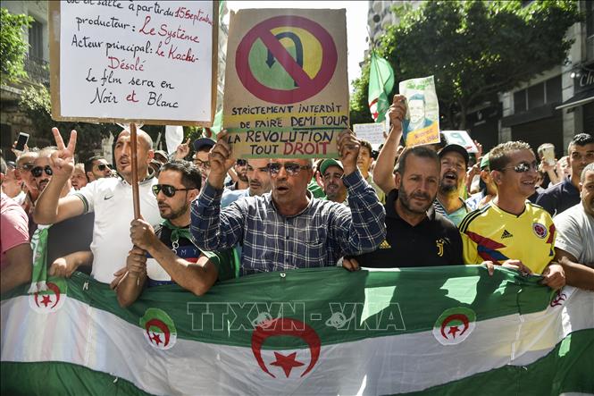 Trong ảnh: Người dân Algeria tham gia  cuộc tuần hành phản đối lời kêu gọi bầu cử sớm tại Algiers ngày 6/9. Ảnh: AFP/TTXVN
