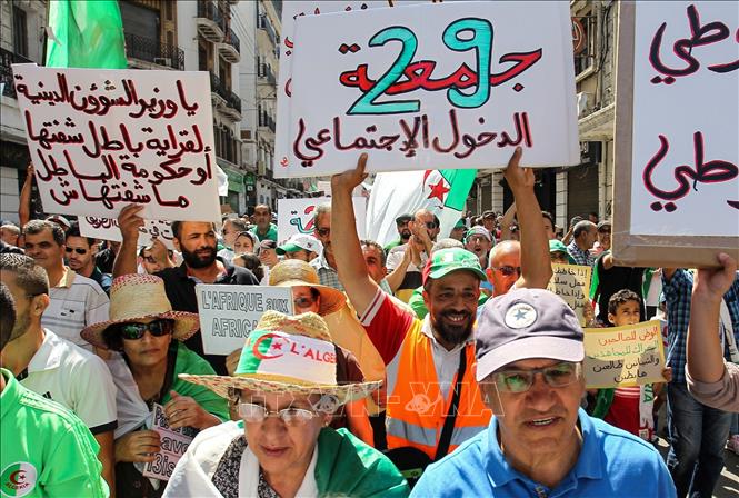Trong ảnh: Người dân Algeria tham gia  cuộc tuần hành phản đối lời kêu gọi bầu cử sớm tại Algiers ngày 6/9. Ảnh: AFP/TTXVN