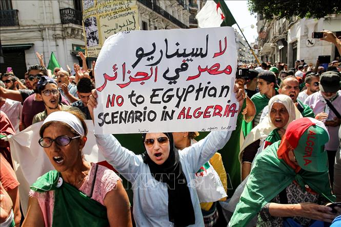 Trong ảnh: Người dân Algeria tham gia  cuộc tuần hành tại thủ đô  Algiers ngày 6/9. Ảnh: AFP/TTXVN