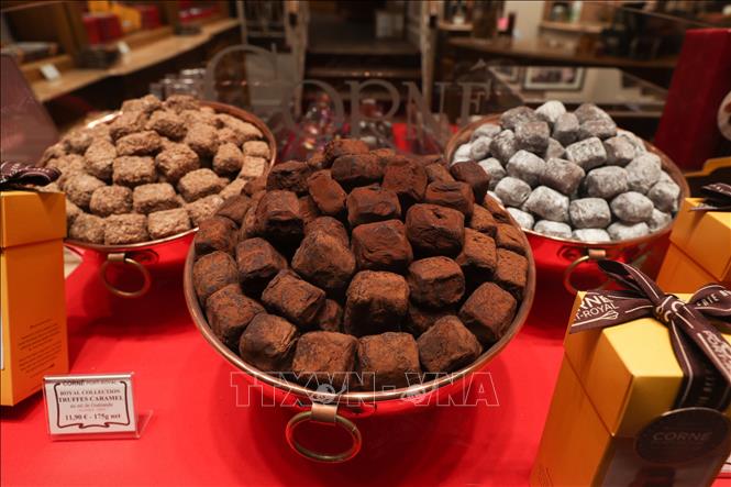Trong ảnh: Các  loại socola được bày bán tại cửa hàng  ở Brussels, Bỉ, ngày 6/9. Ảnh: THX/TTXVN