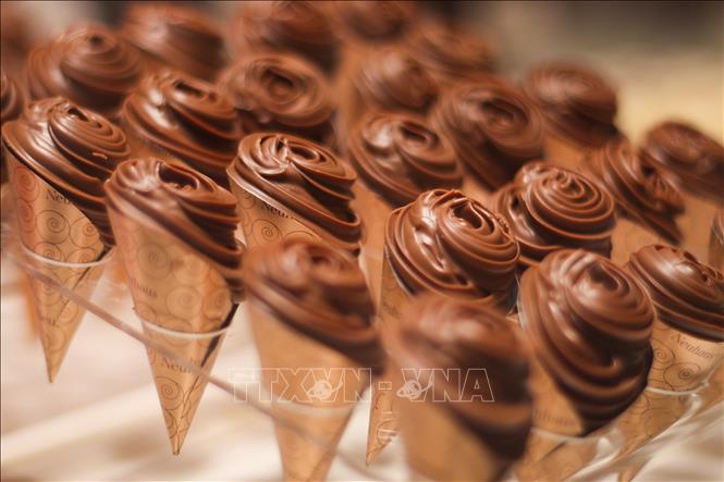 Trong ảnh: Các  loại socola được bày bán tại cửa hàng  ở Brussels, Bỉ, ngày 6/9. Ảnh: THX/TTXVN
