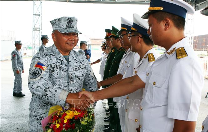 Trong ảnh:  Đại tá Halarison Diga Cesisra, Trưởng đoàn tàu hải quân Philippines chào các sỹ quan hải quân Việt Nam trong lễ đón. Ảnh: Xuân Khu-TTXVN.