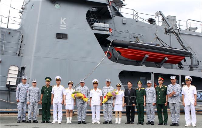 Trong ảnh: Đại diện Quân chủng Hải quân và các cơ quan Việt Nam đón Đại tá Halarison Diga Cesisra,Trưởng đoàn, Đại tá Francisco Luis A Laput, Thuyền trưởng tàu BRP Ramon Alcaraz của Philippines. Ảnh: Xuân Khu-TTXVN