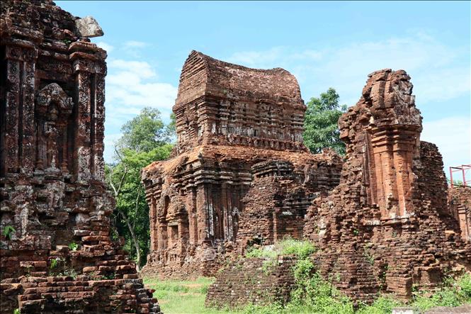 Trong ảnh: Vẻ đẹp trầm mặc của những ngôi tháp Chăm cổ kính. Ảnh: Đỗ Trưởng - TTXVN