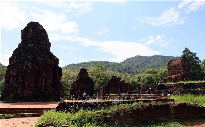 Trong ảnh: Vẻ đẹp trầm mặc của những ngôi tháp Chăm cổ kính. Ảnh: Đỗ Trưởng - TTXVN
