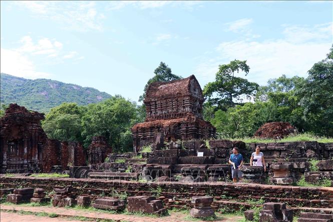 Trong ảnh: Vẻ đẹp trầm mặc của những ngôi tháp Chăm cổ kính. Ảnh: Đỗ Trưởng - TTXVN