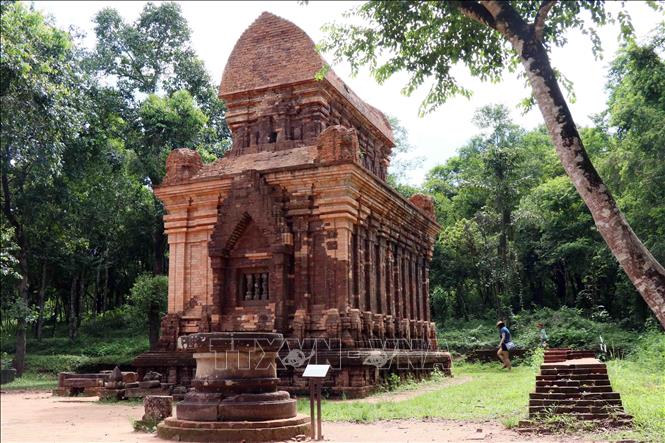 Trong ảnh: Một ngôi tháp Chăm được trùng tu hoàn chỉnh ở Khu đền tháp Mỹ Sơn. Ảnh: Đỗ Trưởng - TTXVN