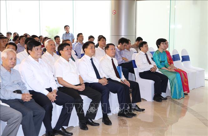 Trong ảnh: Chủ tịch UBND Thành phố Hà Nội Nguyễn Đức Chung cùng Tổng Giám đốc Thông tấn xã Việt Nam Nguyễn Đức Lợi và các đại biểu tham dự buổi lễ. Ảnh: Dương Giang – TTXVN