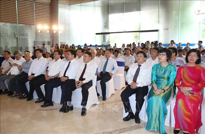 Trong ảnh: Chủ tịch UBND Thành phố Hà Nội Nguyễn Đức Chung cùng Tổng Giám đốc Thông tấn xã Việt Nam Nguyễn Đức Lợi và các đại biểu tham dự buổi lễ. Ảnh: Dương Giang – TTXVN