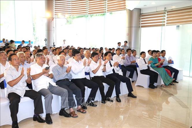Trong ảnh: Chủ tịch UBND Thành phố Hà Nội Nguyễn Đức Chung cùng Tổng Giám đốc Thông tấn xã Việt Nam Nguyễn Đức Lợi và các đại biểu tham dự buổi lễ. Ảnh: Dương Giang – TTXVN