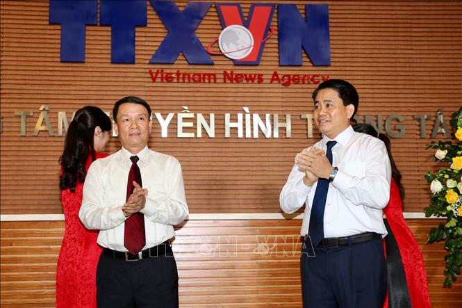 Trong ảnh: Tổng Giám đốc Thông tấn xã Việt Nam Nguyễn Đức Lợi và Chủ tịch UBND Thành phố Hà Nội Nguyễn Đức Chung kéo băng khai trương Trung tâm Truyền hình Thông tấn. Ảnh: Dương Giang – TTXVN