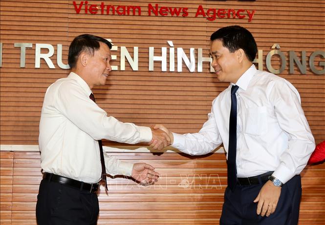 Trong ảnh: Tổng Giám đốc Thông tấn xã Việt Nam Nguyễn Đức Lợi và Chủ tịch UBND Thành phố Hà Nội Nguyễn Đức Chung tại Lễ khai trương Trung tâm Truyền hình Thông tấn. Ảnh: Dương Giang – TTXVN