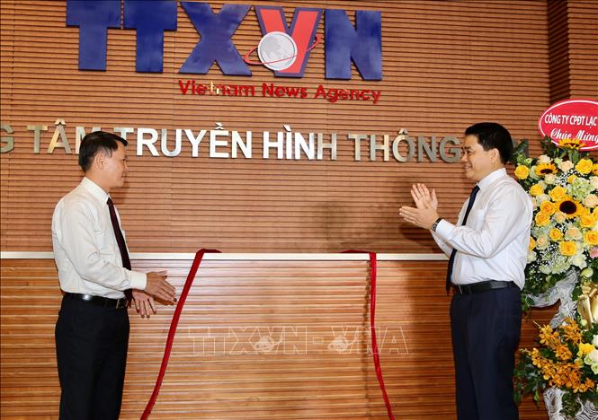 Trong ảnh: Tổng Giám đốc Thông tấn xã Việt Nam Nguyễn Đức Lợi và Chủ tịch UBND Thành phố Hà Nội Nguyễn Đức Chung kéo băng khai trương Trung tâm Truyền hình Thông tấn. Ảnh: Dương Giang – TTXVN