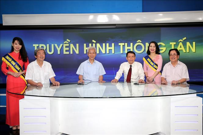 Trong ảnh: Ủy viên Trung ương Đảng, Bí thư Đảng uỷ, Tổng Giám đốc Thông tấn xã Việt Nam Nguyễn Đức Lợi cùng nguyên Tổng Giám đốc TTXVN Lê Quốc Trung, nguyên Phó Tổng Giám đốc TTXVN Trương Đức Anh, Hà Minh Huệ tham quan trường quay của Trung tâm Truyền hình Thông tấn. Ảnh: Dương Giang - TTXVN