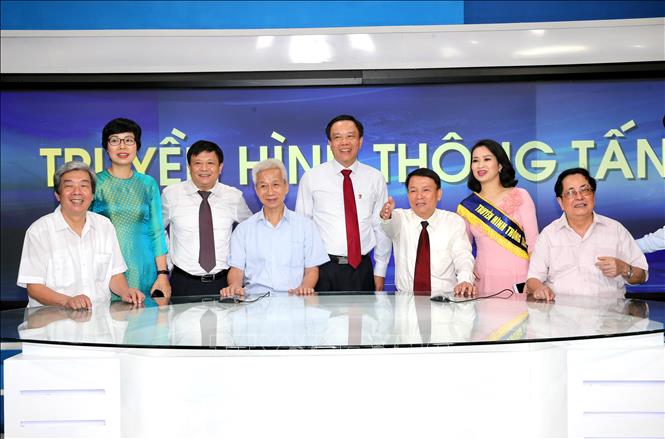 Trong ảnh: Ủy viên Trung ương Đảng, Bí thư Đảng uỷ, Tổng Giám đốc Thông tấn xã Việt Nam Nguyễn Đức Lợi và các đại biểu tham quan trường quay của Trung tâm Truyền hình Thông tấn. Ảnh: Dương Giang - TTXVN