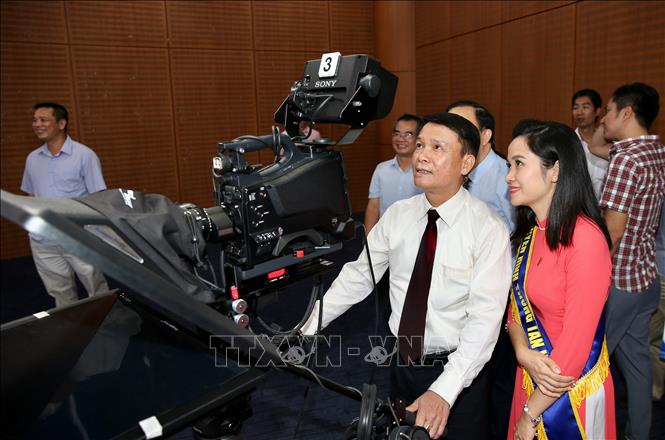 Trong ảnh: Ủy viên Trung ương Đảng, Bí thư Đảng uỷ, Tổng Giám đốc Thông tấn xã Việt Nam Nguyễn Đức Lợi và các đại biểu tham quan trường quay của Trung tâm Truyền hình Thông tấn. Ảnh: Dương Giang - TTXVN