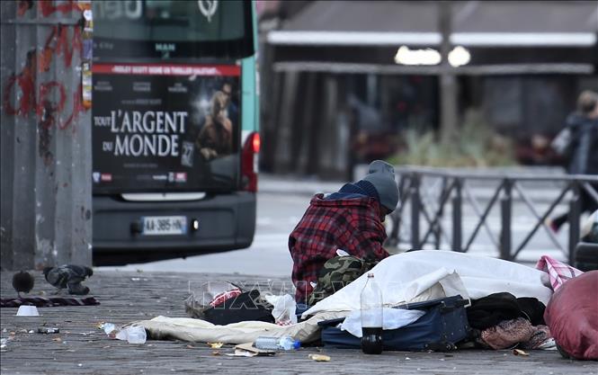 Trong ảnh (tư liệu): Người vô gia cư trên đường phố tại Paris, Pháp. Ảnh: AFP/ TTXVN