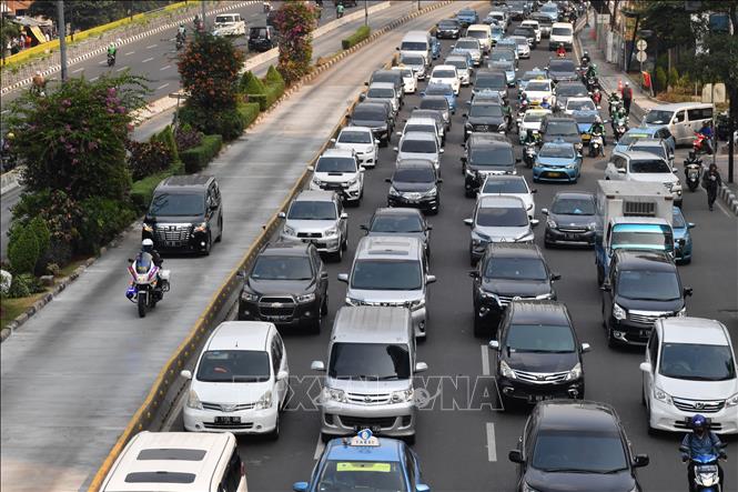 Trong ảnh (tư liệu): Ô tô di chuyển trên đường phố Jakarta, Indonesia. Ảnh: AFP/ TTXVN