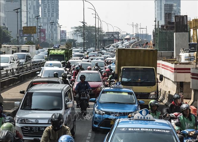 Trong ảnh (tư liệu): Các phương tiện di chuyển trên đường phố Jakarta, Indonesia. Ảnh: AFP/ TTXVN