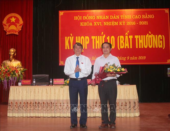 Trong ảnh: Chủ tịch UBND tỉnh Cao Bằng tặng hoa chúc mừng các đồng chí trúng cử Uỷ viên Uỷ ban nhân dân tỉnh Cao Bằng, nhiệm kỳ 2016 - 2021. Ảnh: Chu Hiệu - TTXVN.