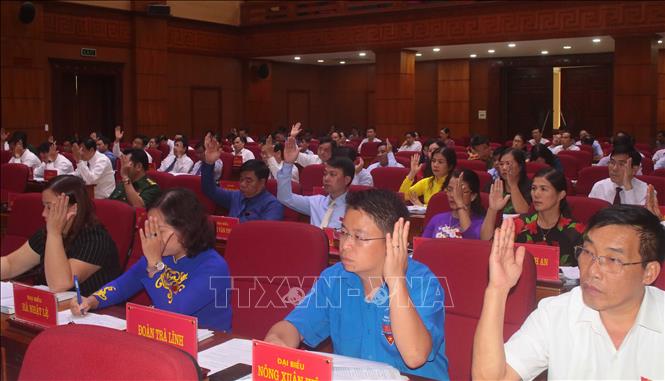 Trong ảnh: Các đại biểu HĐND tỉnh Cao Bằng biểu quyết thông qua các nghị quyết. Ảnh: Chu Hiệu - TTXVN.