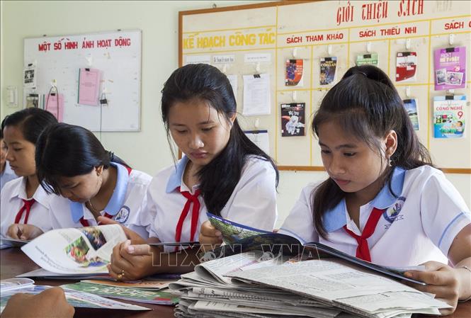 Trong ảnh: Các em học sinh Trường Phổ thông Dân tộc Nội trú Hà Tiên đọc sách báo tại thư viện nhà trường. Ảnh: Hồng Đạt - TTXVN