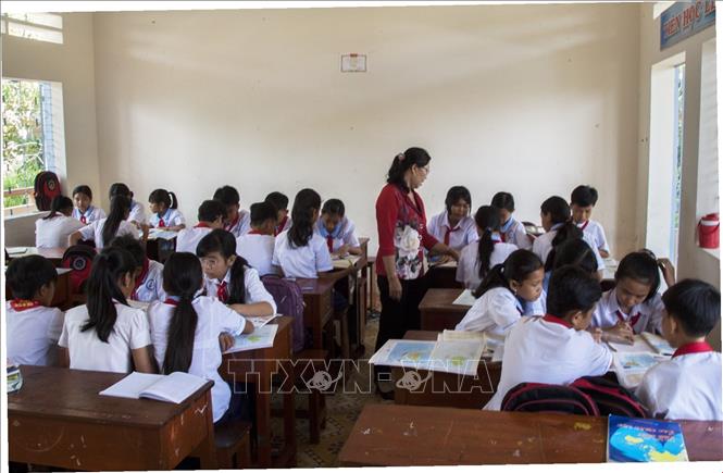 Trong ảnh: Một giờ học của học sinh Trường Phổ thông Dân tộc Nội trú thành phố Hà Tiên. Ảnh: Hồng Đạt - TTXVN
