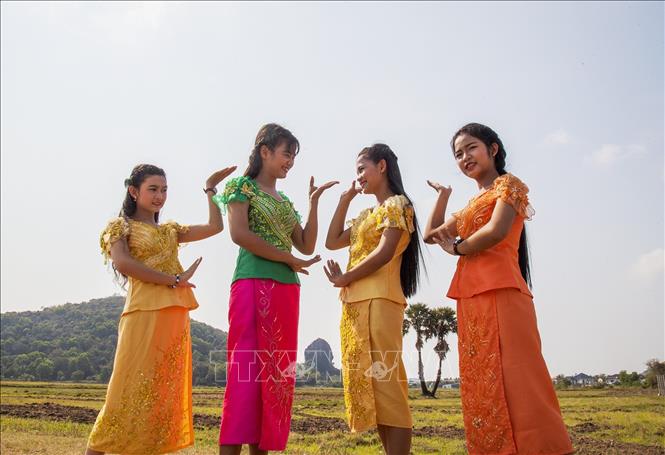 Trong ảnh: Các em học sinh Trường Phổ thông Dân tộc Nội trú thành phố Hà Tiên với điệu múa truyền thống của người Khmer. Ảnh: Hồng Đạt - TTXVN