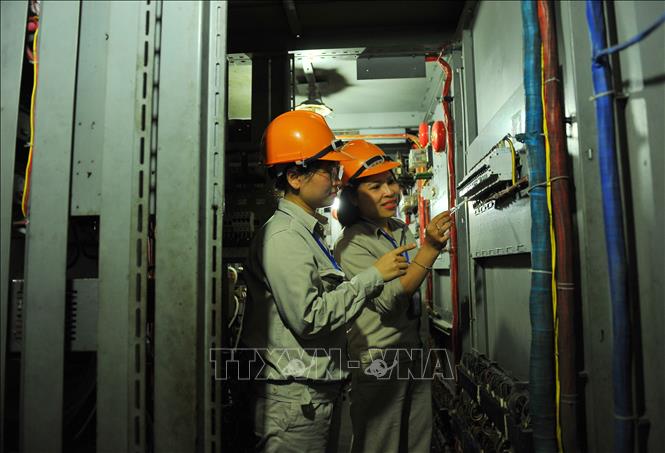 Trong ảnh: Cán bộ Công ty Cổ phần Nhiệt điện Ninh Bình vận hành, hiệu chỉnh thiết bị điện. Ảnh: Minh Đức - TTXVN