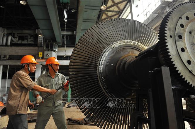 Trong ảnh: Công nhân nhà máy sửa chữa và bảo trì tuabin. Ảnh: Minh Đức - TTXVN
