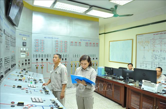 Trong ảnh: Cán bộ Công ty Cổ phần Nhiệt điện Ninh Bình vận hành, hiệu chỉnh thiết bị điện. Ảnh: Minh Đức - TTXVN