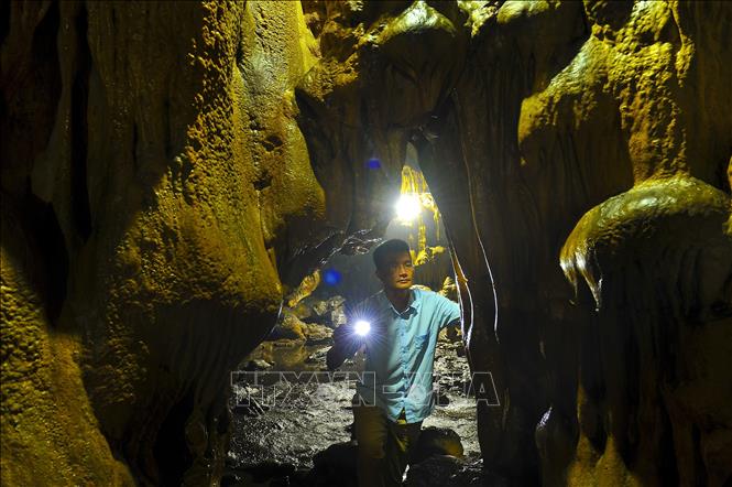 Photo: Van Trinh Cave is one of the biggest and most beautiful caves in Ninh Binh province.  VNA Photo: Minh Đức