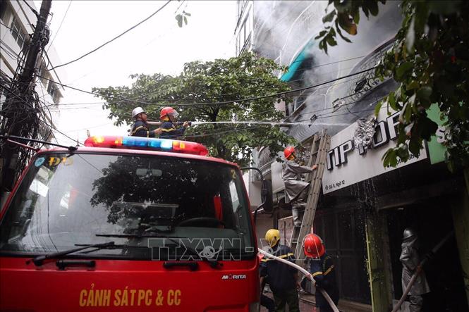 Trong ảnh: Lực lượng chữa cháy dập lửa tại hiện trường. Ảnh: Dương Giang - TTXVN