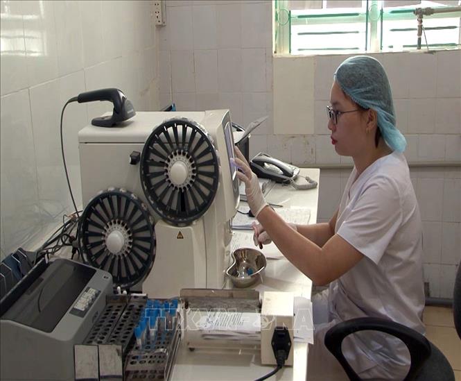 Trong ảnh: Xét nghiệm CD4 kiểm soát tải lượng vi rút trước khi điều trị thuốc ARV cho các bà mẹ mang thai nhiễm HIV tại Bệnh viện Đa khoa huyện Mai Sơn, tỉnh Sơn La . Ảnh: Diệp Anh - TTXVN