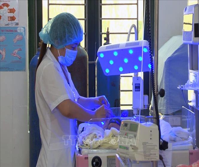 Trong ảnh: Trẻ em sau sinh được bác sỹ chăm sóc và tiếp tục dự phòng lây truyền HIV từ mẹ sang con. Ảnh: Diệp Anh - TTXVN
