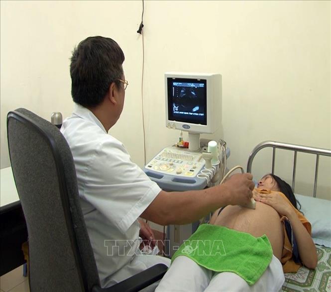 Trong ảnh: Siêu âm cho phụ nữ mang thai tại Khoa Sản của Bệnh viện Đa khoa huyện Mai Sơn, tỉnh Sơn La. Ảnh: Diệp Anh - TTXVN