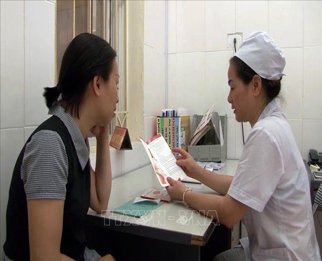 Trong ảnh: Tư vấn sức khỏe cho phụ nữ trong độ tuổi sinh đẻ tại Bệnh viện Đa khoa huyện Mai Sơn, tỉnh Sơn La. Ảnh: Diệp Anh - TTXVN
