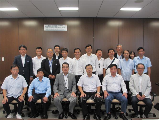 Trong ảnh: Ông Kenichiro Miki, Chủ tịch Toray International Inc chụp ảnh lưu niệm cùng đoàn đại biểu tỉnh Thái Bình. Ảnh: Đào Tùng - Phóng viên TTXVN tại Tokyo
