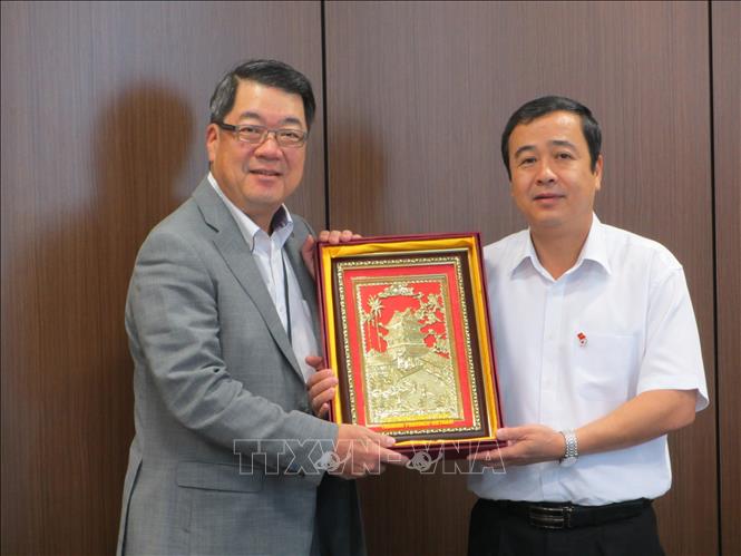 Trong ảnh: Ông Ngô Đông Hải, Ủy viên dự khuyết Ban Chấp hành Trung ương Đảng, Phó Bí thư Thường trực Tỉnh ủy tỉnh Thái Bình (bên phải) tặng quà cho ông Kenichiro Miki, Chủ tịch Toray International Inc. Ảnh: Đào Tùng - Phóng viên TTXVN tại Tokyo