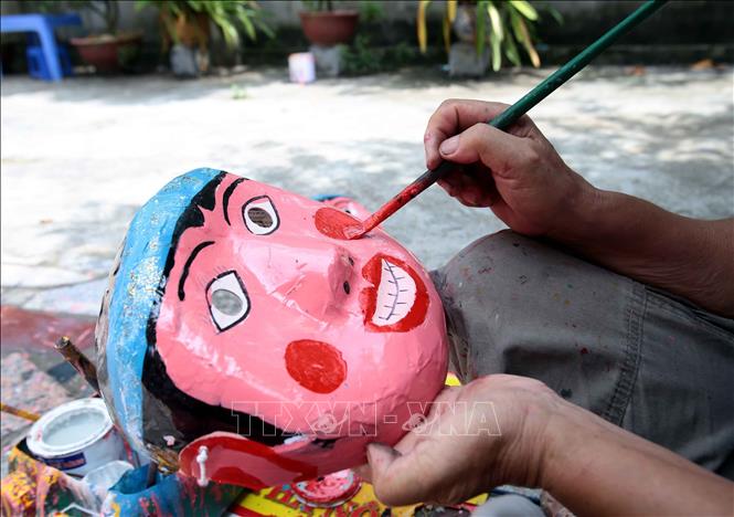 Trong ảnh: Mặt nạ được những nghệ nhân tỉ mẩn vẽ mô phỏng lại các nhân vật dân gian. Ảnh: Phạm Kiên - TTXVN