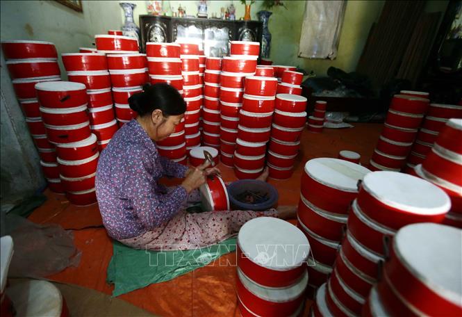 Trong ảnh: Sản xuất trống cung ứng ra thị trường. Ảnh: Phạm Kiên - TTXVN
