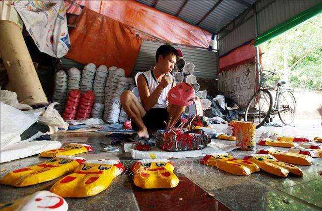 Trong ảnh: Mặt nạ được những nghệ nhân tỉ mẩn vẽ mô phỏng lại các nhân vật dân gian. Ảnh: Phạm Kiên - TTXVN
