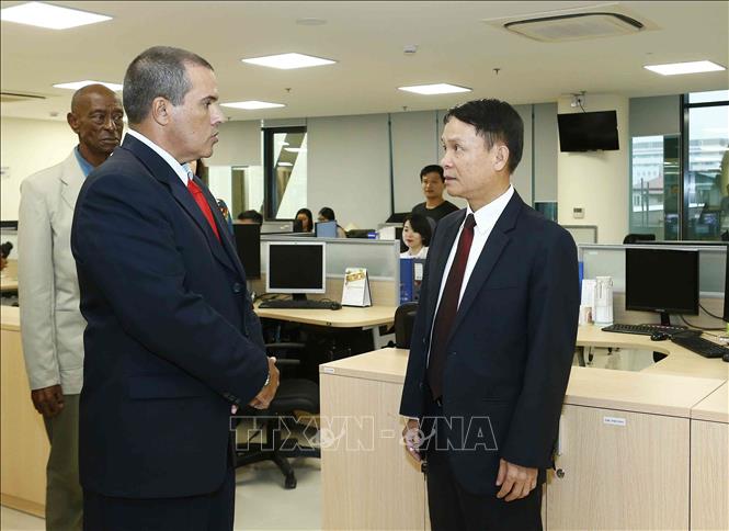 Photo: Prensa Latina (PL) news agency’s delegation visits VNA Television Centre. VNA Photo: Văn Điệp