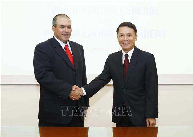 Photo: VNA General Director Nguyen Duc Loi welcomes PL President Luis Enrique Gonzalez Acosta. VNA Photo: Văn Điệp