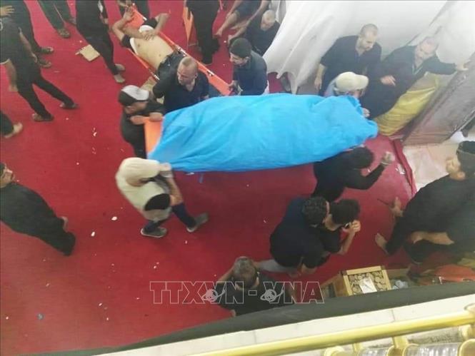Trong ảnh: Chuyển thi thể nạn nhân vụ giẫm đạp tại lễ Ashura ở đền thờ Imam Hussein ở Karbala, cách thủ đô Baghdad, Iraq 100 km về phía Nam ngày 10/9/2019. Ảnh: THX/TTXVN 