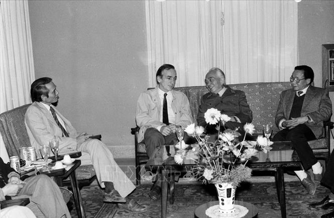 Trong ảnh: Đại tướng Võ Nguyên Giáp đến thăm và làm việc với TTXVN (1990). Ảnh: TTXVN