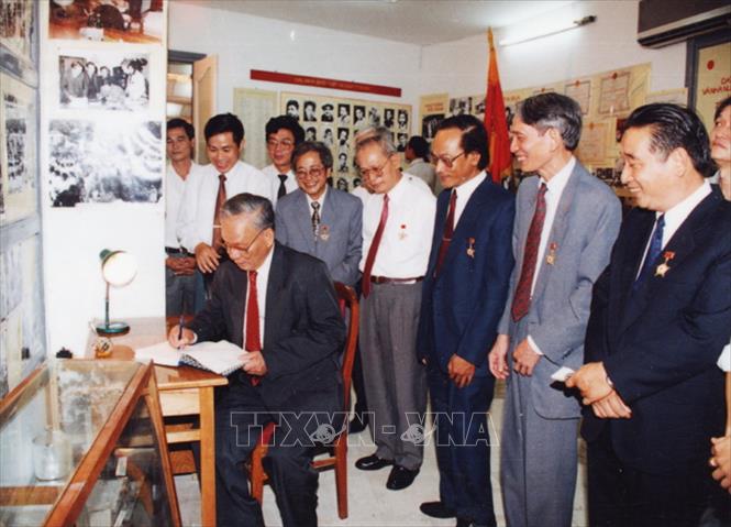 Trong ảnh: Ngày 14/9/1995, Chủ tịch nước Lê Đức Anh thăm TTXVN nhân dịp kỷ niệm 50 năm ngày thành lập (15/9/1945 - 15/9/1995) và đón nhận Huân chương Sao Vàng. Ảnh: TTXVN
