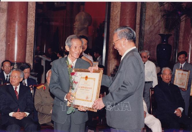 Trong ảnh: Chủ tịch nước Lê Đức Anh trao tặng Bằng khen và Giấy chứng nhận Giải thưởng Hồ Chí Minh đợt I cho nhà báo Lâm Hồng Long của TTXVN, tháng 9/1996. Ảnh: TTXVN