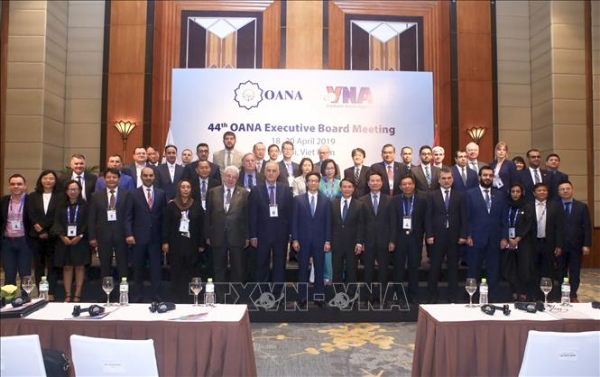 TTXVN hiện có quan hệ hợp tác song phương và đa phương với hơn 40 hãng thông tấn và tổ chức báo chí quốc tế lớn trên thế giới và là Ủy viên Ban chấp hành Tổ chức các hãng thông tấn Châu Á-Thái Bình Dương (OANA). Trong ảnh: Các đại biểu chụp ảnh chung tại phiên khai mạc Hội nghị Ban Chấp hành Tổ chức các hãng thông tấn châu Á – Thái Bình Dương (OANA) lần thứ 44 tại Hà Nội, do TTXVN tổ chức từ ngày 18 – 20/4/2019. Ảnh: TTXVN